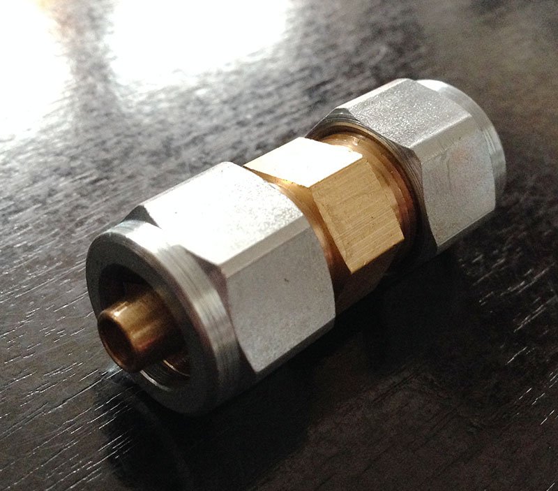 Karbona trases savienotājs D.8/D.8,M16x1,GZ-2313   